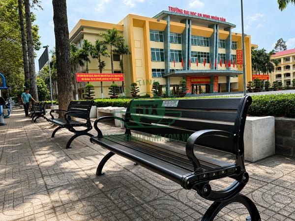 Ghế ngồi trong khuôn viên trường đại học