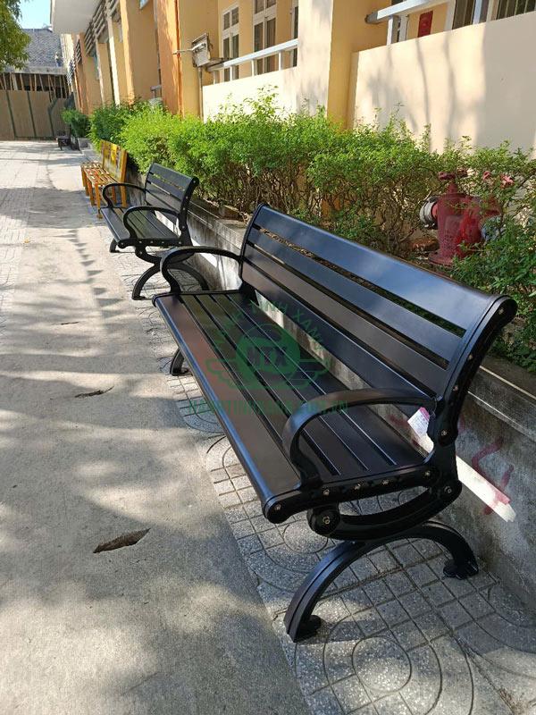 Ghế sắt có tựa lưng quà tặng của sinh viên tốt nghiệp cho trường đại học