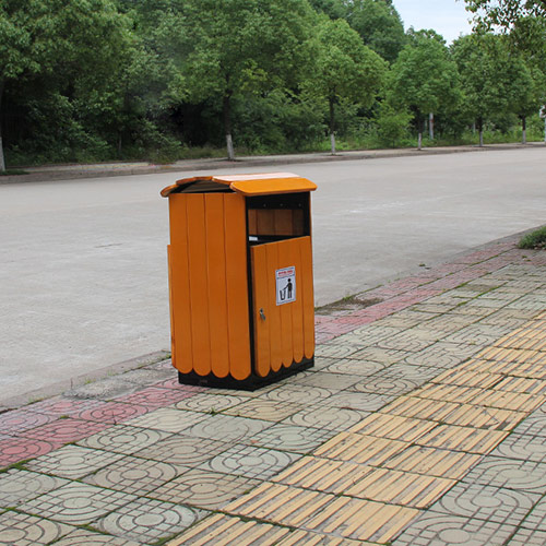 Thùng rác gỗ có mái che
